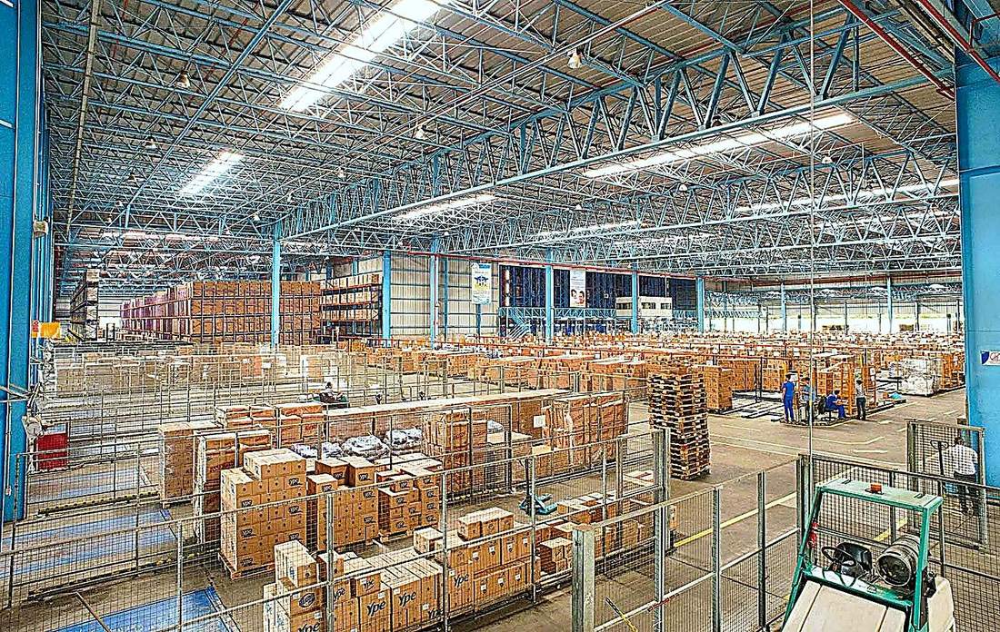 Consolidation and groupage services UAE — LCL cargo warehouse with palletised goods